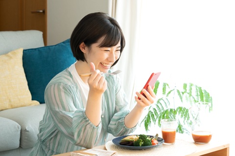 “ながら食べ”が脳を疲れさせる理由〜食べる時間を“安心のスイッチ”に〜