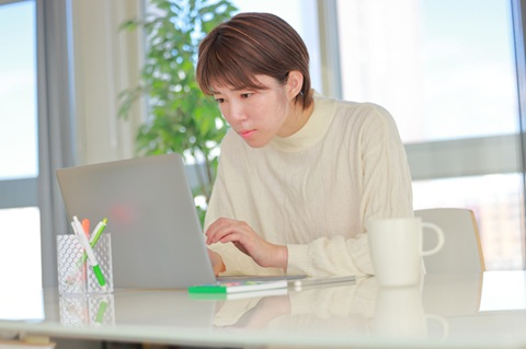 姿勢を整えると脳が目覚める〜呼吸と血流が“思考の明るさ”を取り戻す〜